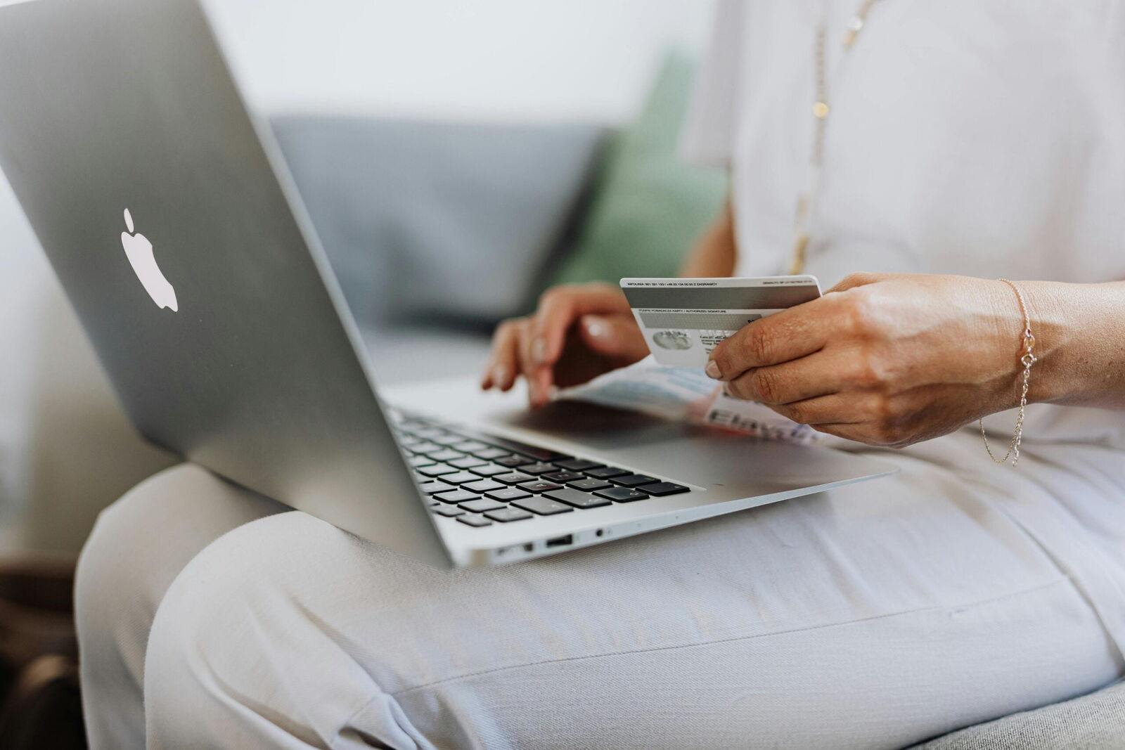 Paiement d'une commande en ligne sur ordinateur portable