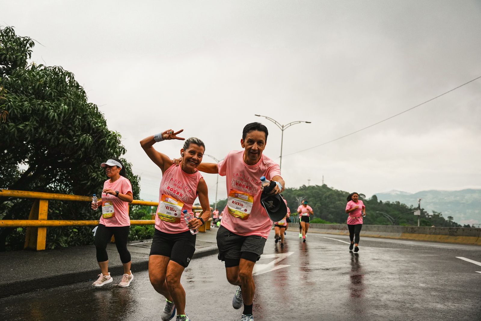 Coureurs d'une course sur route, en t-shirts roses identiques avec dossards