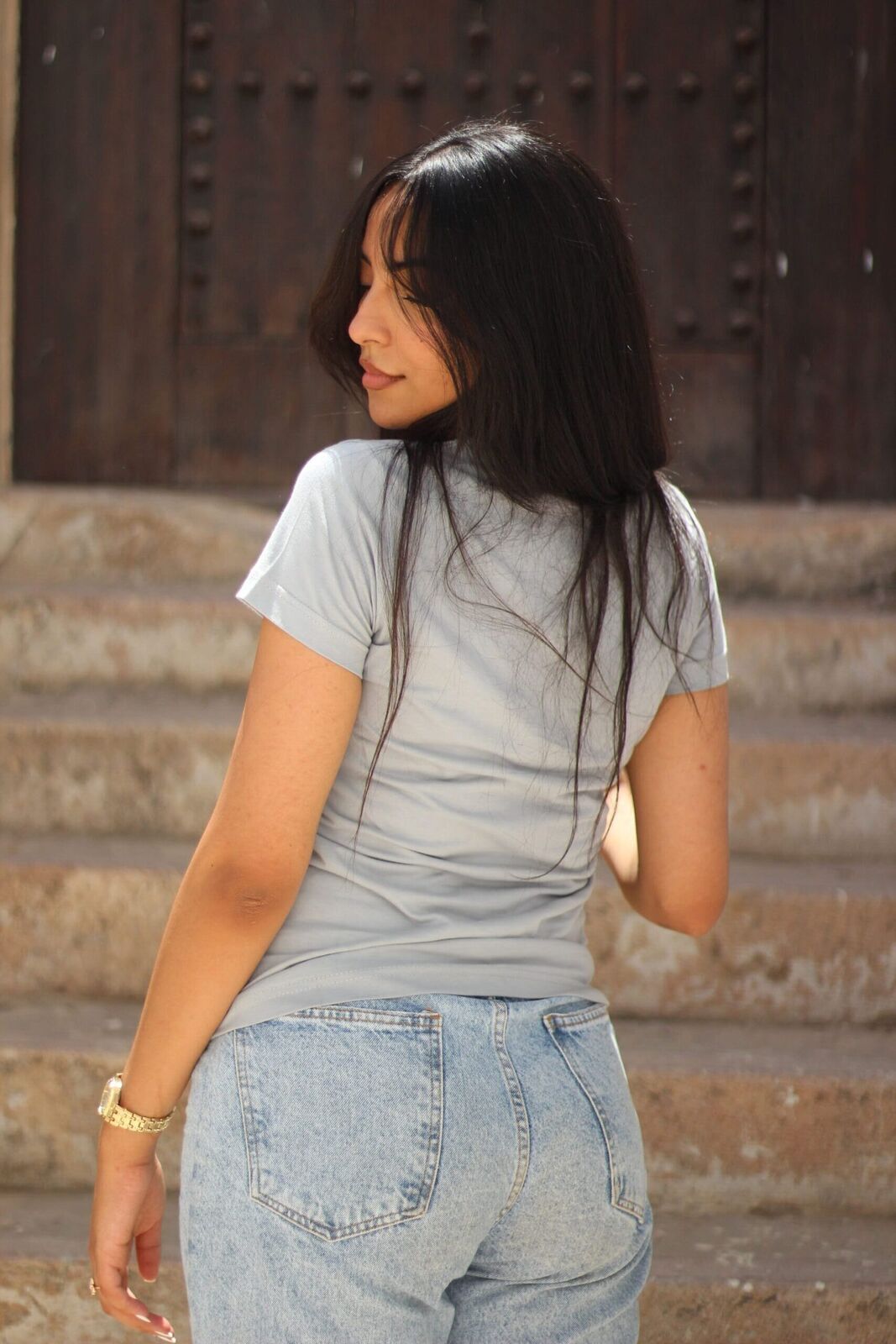T-shirt gris porté dans la médina de Casablanca